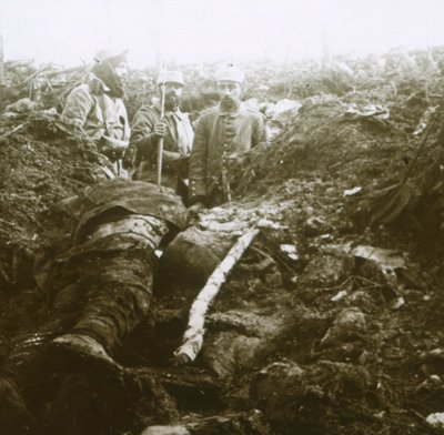 遺体と囚人、フランス北部のレザルパージュ、1915年。 作： Unbekannt