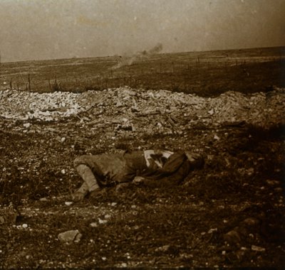 遠くに弾幕火災のある体、c1914-c1918 作： Unbekannt