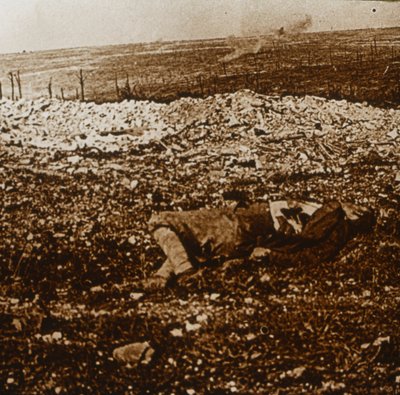 遠くに弾幕火災のある体、c1914-c1918 作： Unbekannt