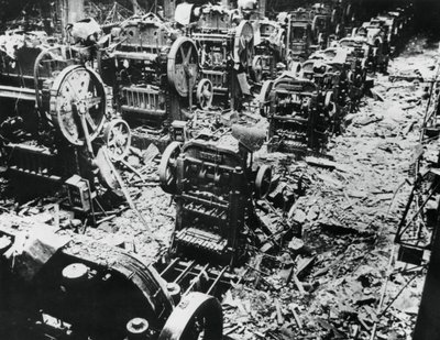 1943年4月4日、パリのセーヴルにあるルノー工場での爆弾被害 作： Unbekannt