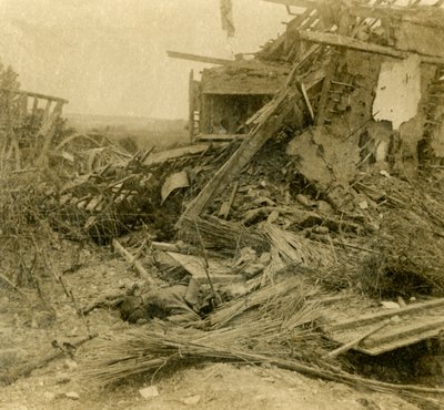 建物を爆撃し、1916年に手前に死んだ兵士の遺体 作： Unbekannt