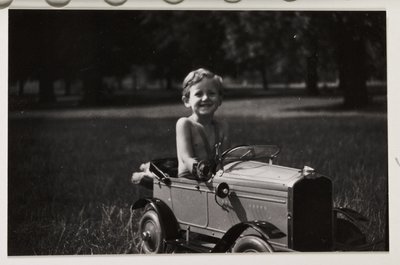 ペダルカーを運転する少年（1930年頃 作： Unbekannt