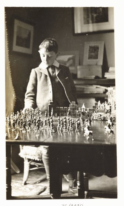 トイ・ソルジャーで遊ぶ少年、1912年頃 作： Unbekannt
