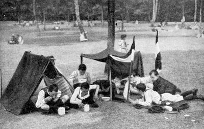 キャンプする男の子、ベルリン、ドイツ、1922 作： Unbekannt