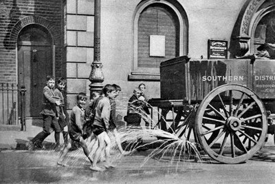 1926年から1927年にロンドンのポプラ自治区水路カートに続く少年たち 作： Unbekannt