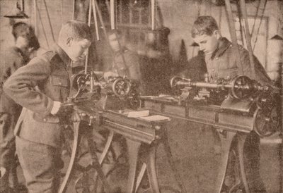 シェルパーツを作るブラッドフィールドカレッジの男の子、バークシャー、c1916 1928 作： Unbekannt