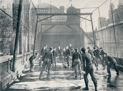 セントポールズ大聖堂聖歌隊学校、ロンドン、c1901 1901の屋根の上でサッカーをしている男の子 作： Unbekannt