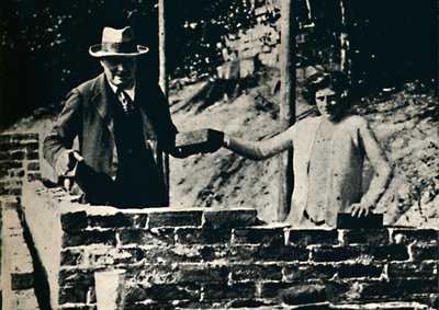 煉瓦工と職人、1928年、1945年。 作： Unbekannt