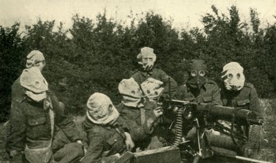 ...イギリスの機関銃課、対ガスマスクを着用、第一次世界大戦、1914-1918、c1920。 作： Unbekannt
