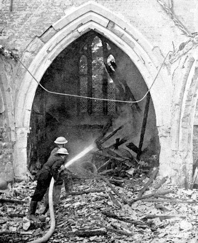 1940年6月、第二次世界大戦、爆撃された教会を制圧するイギリスの消防士 作： Unbekannt