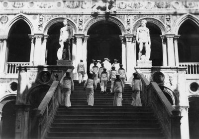 1938年にイタリア、ベニス、ドージェ宮殿を訪れたイギリスの船乗り 作： Unbekannt