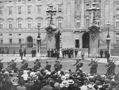 1914年8月、バッキンガム宮殿、ロンドンを過ぎて行進しているイギリスの兵士 作： Unbekannt