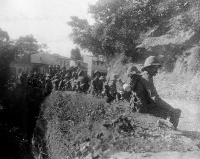 1917年、カルシとチャクラタの間のルートの行進で休むイギリスの兵士 作： Unbekannt