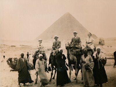 1936年、エジプト、ギザの大ピラミッドの前でラクダに座ったイギリス人観光客 作： Unbekannt