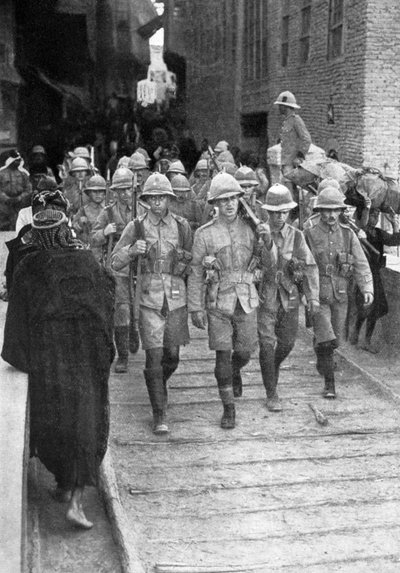 バグダッドへ向かう途中のイギリス軍、第一次世界大戦、1917年、c1920 作： Unbekannt