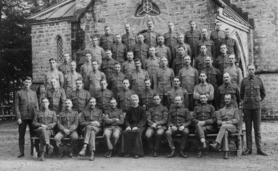 駐屯地教会の外のイギリス軍、チャクラタ、1917年 作： Unbekannt