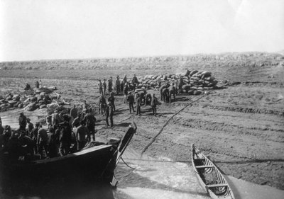 1918年、チグリス川の岸にイギリス軍が荷降ろし 作： Unbekannt