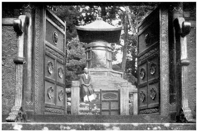 青銅の門と墓、芝公園、東京、日本、1904 作： Unbekannt