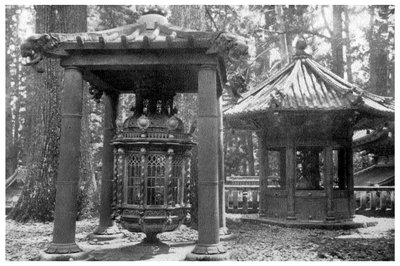韓国のブロンズランタンとオランダの燭台、1904 作： Unbekannt