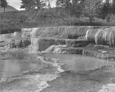 ブラウンサルファースプリングス、イエローストーン国立公園、アメリカ、c1900。 作： Unbekannt