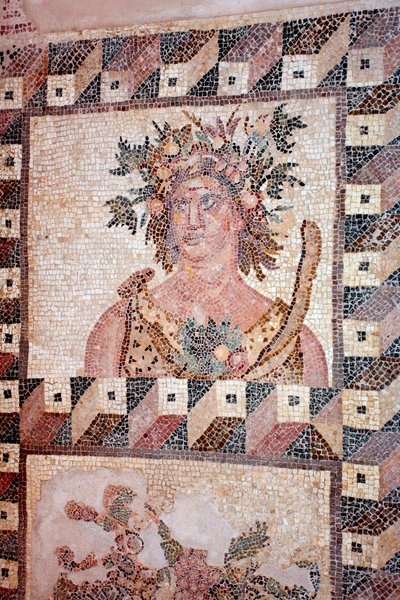 春の胸像 - 四季のパネルの詳細 - パフォスのモザイク、ディオニュソスの家 - 紀元後2世紀末 - キプロス - 春の擬人化 - 四季のモザイクの詳細 - パフォスのモザイク、ディオニュソスの家 - 紀元後2世紀末 作： Unbekannt