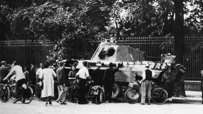1944年8月、パリの解放、メディシス通りの廃車を調査している傍観者 作： Unbekannt