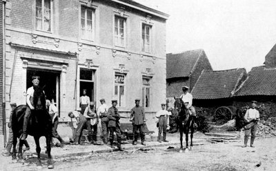モーランドのカフェ、ドイツ人によって破壊された、第一次世界大戦、1914 作： Unbekannt