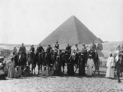 エジプトのギザのピラミッドの1つの前でのラクダツアー、c1920s-c1930s 作： Unbekannt