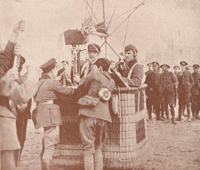 カイトバルーンで登る準備ができているカナダの公式撮影監督とアシスタント、c1917 1919 作： Unbekannt