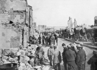 1914年、フランスのクレルモンアンアルゴンヌの街路から破片を取り除くドイツの捕虜 作： Unbekannt