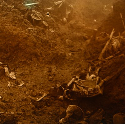 捕獲された敵の塹壕、フランス北部のレザルパージュ、1915年。 作： Unbekannt