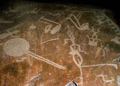 彫刻が施されたペトログリフ人、鹿、ヘラジカ、鳥、長靴、円、紀元前4〜3年 作： Unbekannt