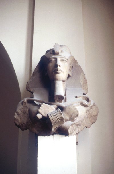 アケナテン王の彫刻が施された頭、古代エジプト人、18世紀 作： Unbekannt