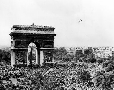 1944年8月26日、パリの解放を祝う 作： Unbekannt