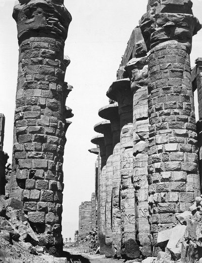 1878年にエジプトのカルナックにある大寺院の中央路地 作： Unbekannt