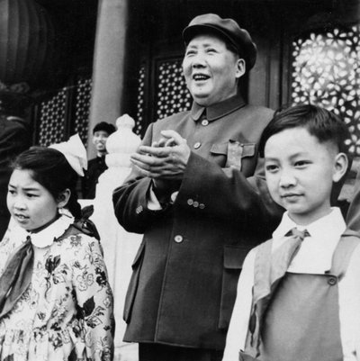 中国・北京の天安門で壇上からパレードの参加者に拍手を送る毛沢東主席 作： Unbekannt