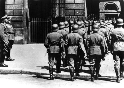 1940年6月、占領下のパリのドイツ本部における警備員の交代 作： Unbekannt