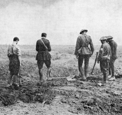墓地が敬意を表しながら、野外での葬儀を行う牧師、c1916 作： Unbekannt
