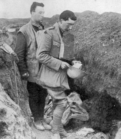1918年に塹壕で殺害された兵士に対する埋葬の祈りを言っている最初のミュンスターの牧師 作： Unbekannt