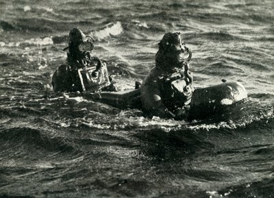 戦車の有人魚雷、第二次世界大戦、1945年。 作： Unbekannt