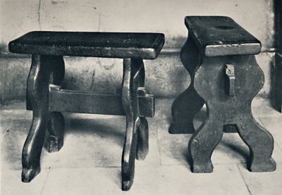 チャーターハウス。 1925年に図書館に保存された2つの古代スツール 作： Unbekannt