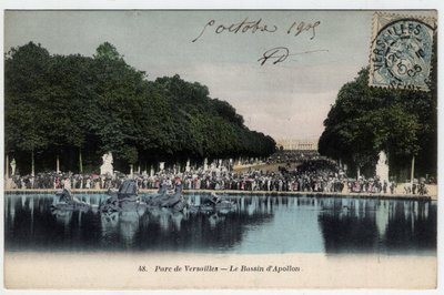 ヴェルサイユ宮殿：公園のアポロタンク水槽の前にいる訪問者たち - 1905年のポストカード 作： Unbekannt