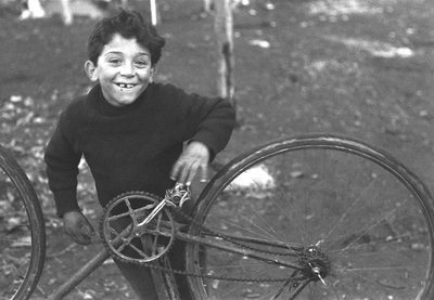 自転車を修理する子供（Borghetto Nomentano、ローマ、イタリア 作： Unbekannt