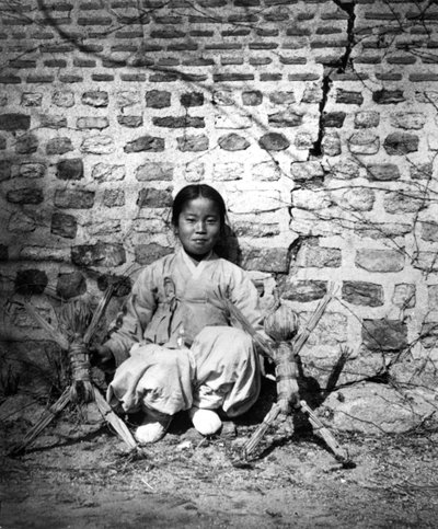 壁、韓国、c1900で座っている子 作： Unbekannt