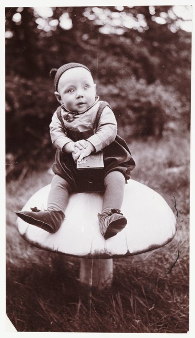 ブラウニーカメラを持つ子供、1900年頃 ジョージ・アルフレッド・ワイアット（1870-1922）が撮影したブラウニーに扮した少年のスナップショット写真。 作： Unbekannt