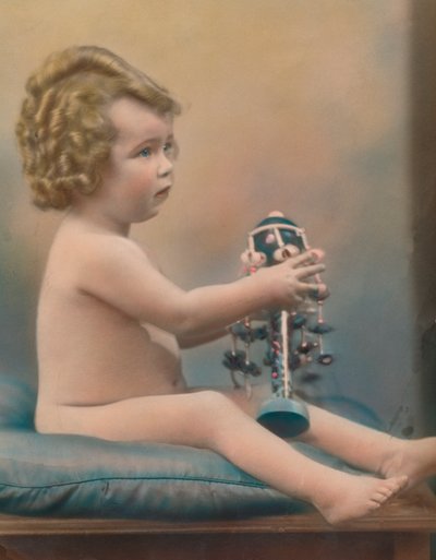 おもちゃを持つ子供、c1920 作： Unbekannt