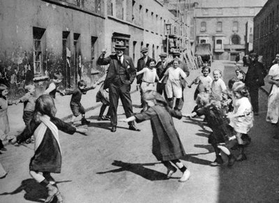 路上で踊る子供たち、ロンドン、1926-1927 作： Unbekannt