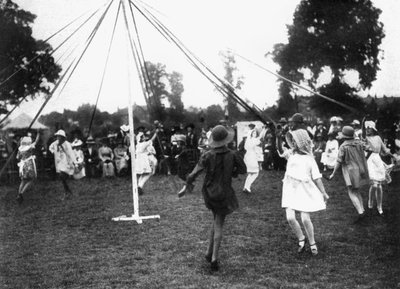 メイポールの周りを踊る子供たち、1926年 作： Unbekannt