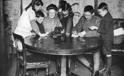戦争債券に投資するために貯金箱を空にする子供たち、1936 作： Unbekannt