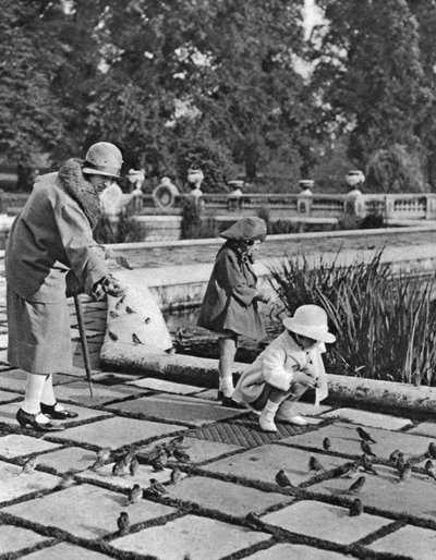 1926-1927年、ロンドンのハイドパークでスズメに餌をやる子供たち 作： Unbekannt